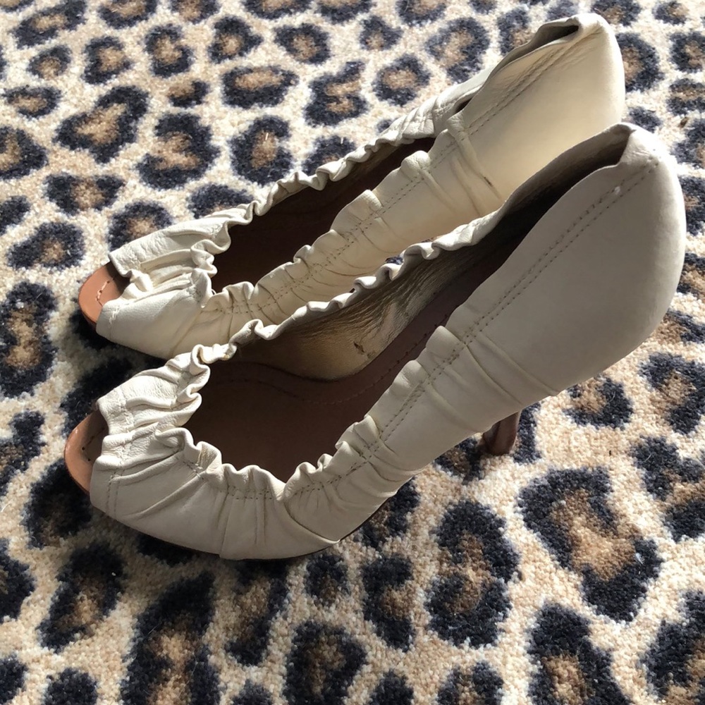 BCBG ivory ruffle heel size 5.5